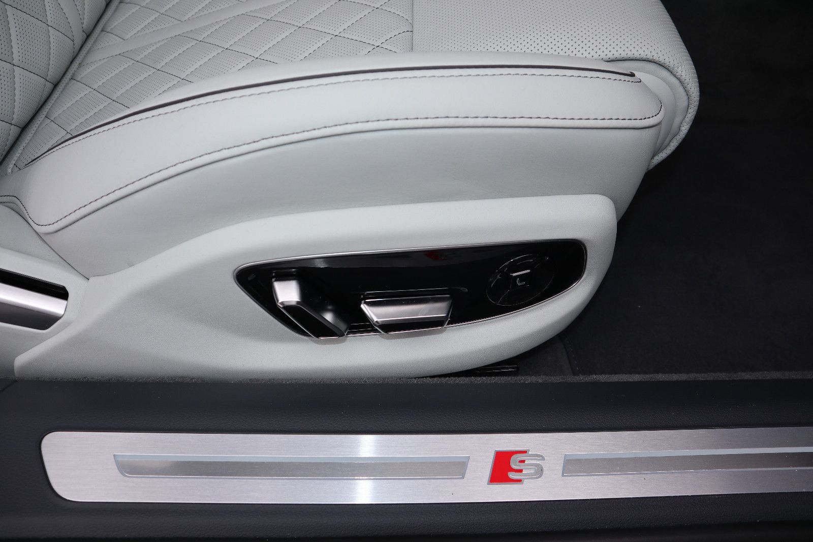 Audi A8L 60 TFSI e lang exclusive - Samsaru's Car Outlet