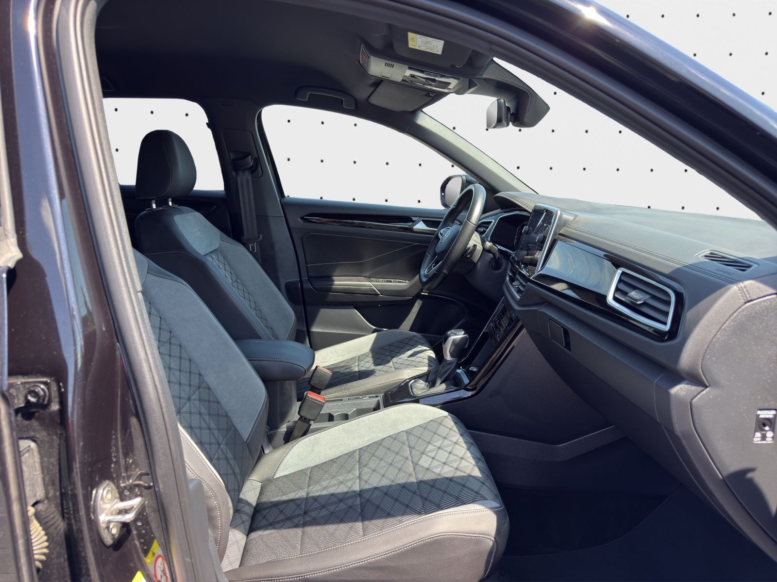 Volkswagen T-Roc 1.5 TSI DSG R-LINE - Samsaru's Car Outlet