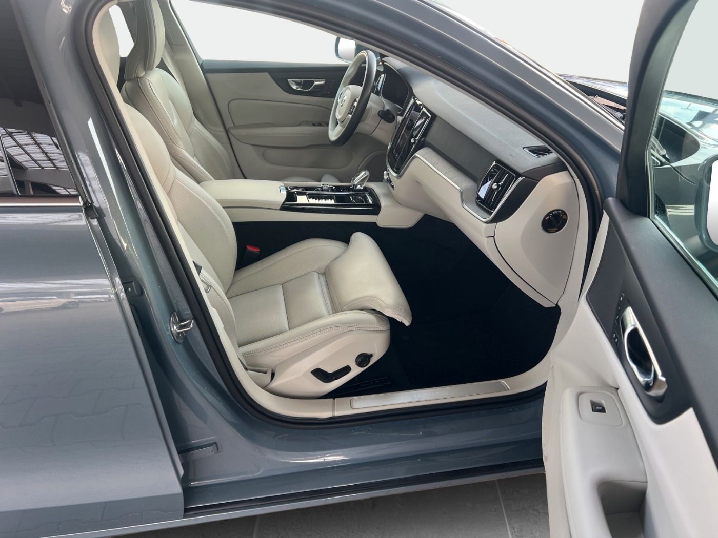 Volvo V60 T6 Plus Bright Recharge AHK,Kamera,DAB