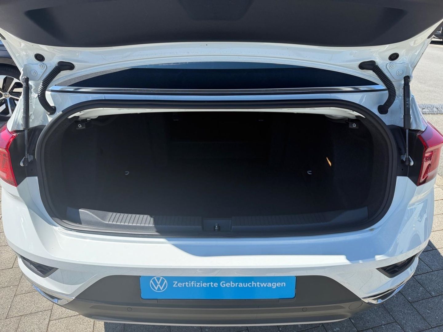 Volkswagen T-Roc Style 1.5 TSI - Samsaru's Car Outlet