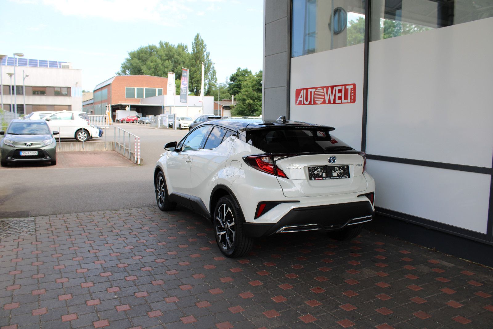 Toyota C-HR 2.0 Hybrid - Samsaru's Car Outlet