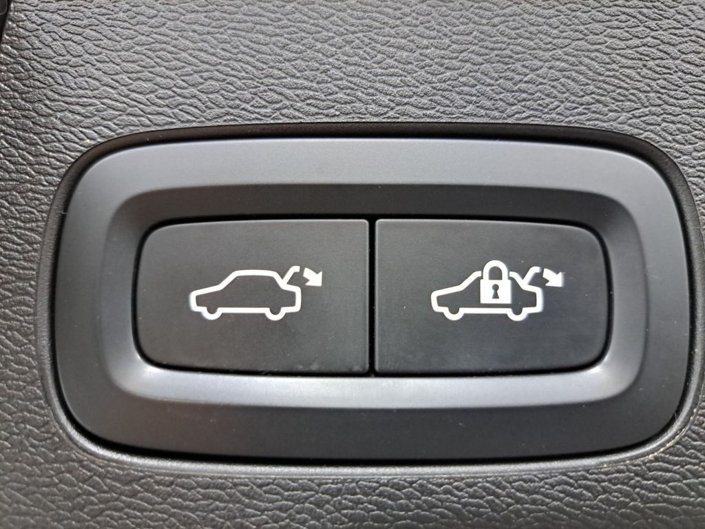 Volvo XC60 D4 Geartronic Momentum Pro - Samsaru's Car Outlet