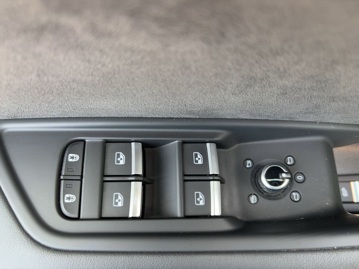 Audi A4 Avant 45 TFSI Q. S line edition - Samsaru's Car Outlet