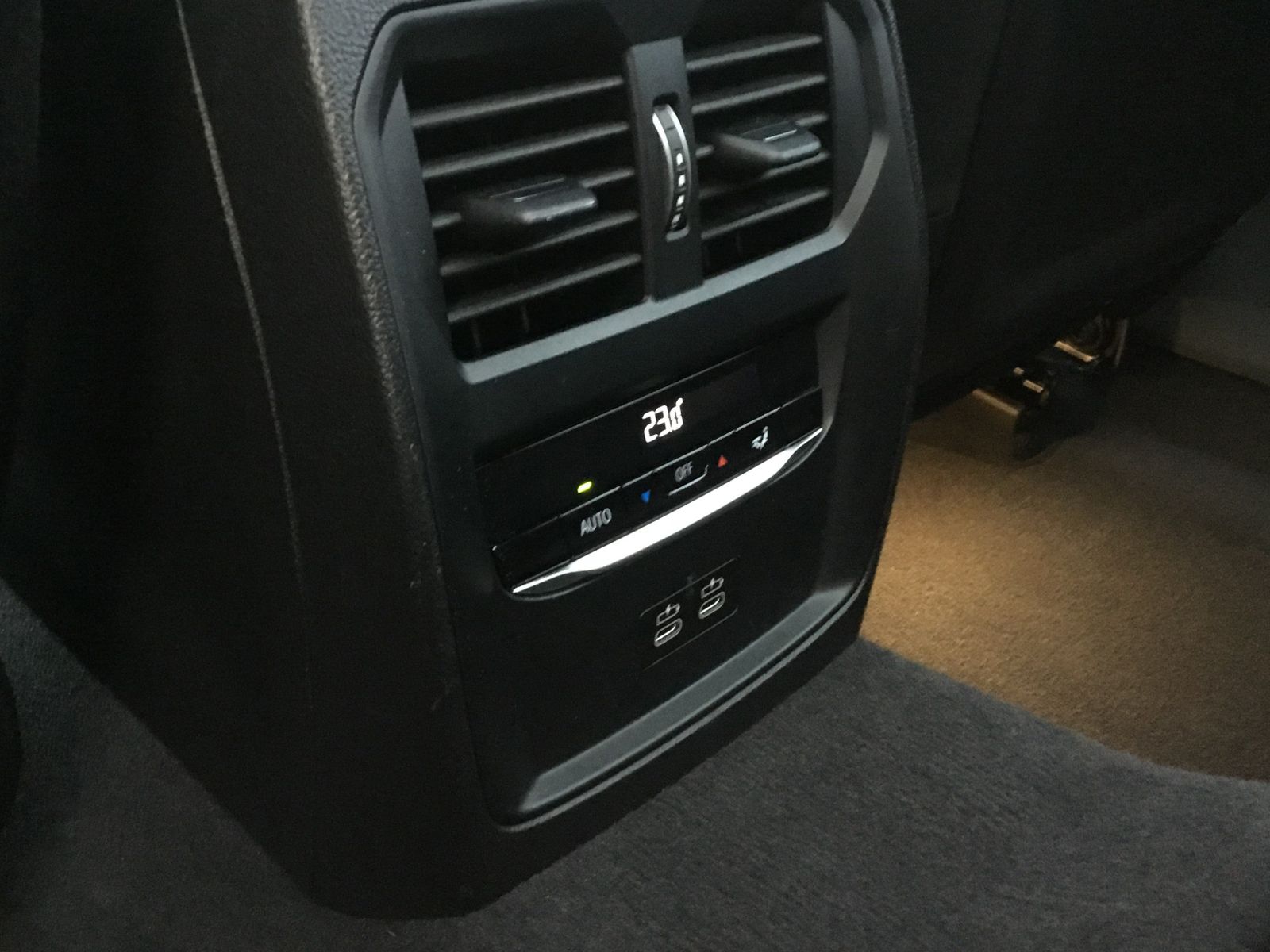 BMW 330e xDrive Touring LC PROF+HUD+PANO+AHK+KAMERA