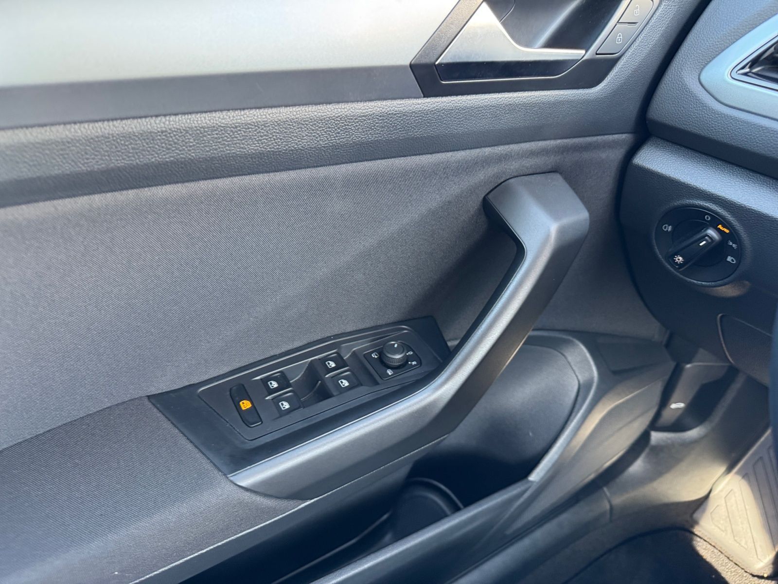 Volkswagen T-Roc 1.0 TSI Life - Samsaru's Car Outlet