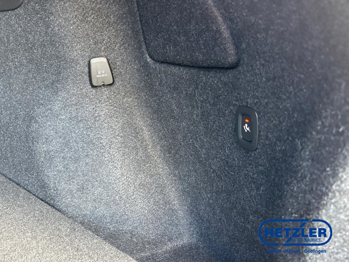 Volvo XC40 Plus Dark Recharge Plug-In Hybrid 2WD Stand