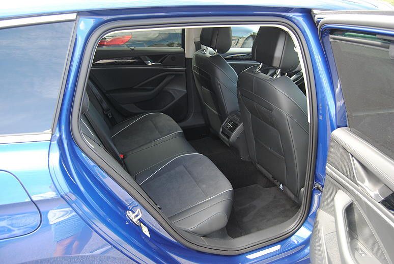 Volkswagen Passat 1.5 eHybrid DSG Elega.AHK.Navi-Max.HUD