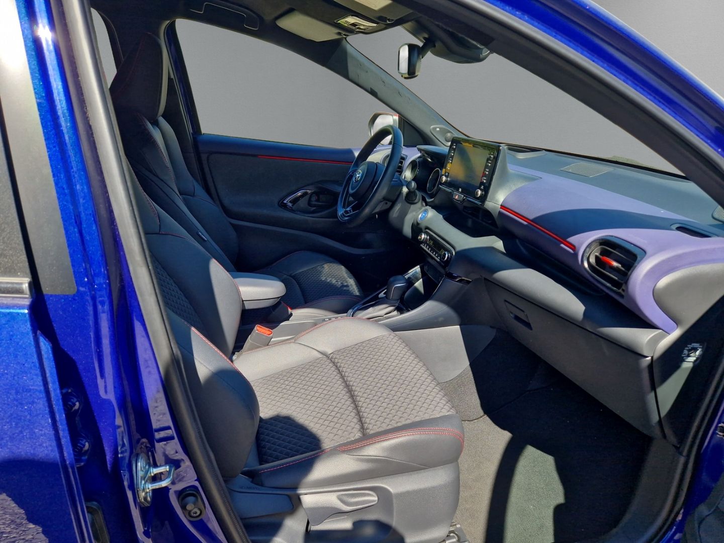 Toyota Yaris Hybrid Tokyo Pop-Out HUD Navi Soundsystem