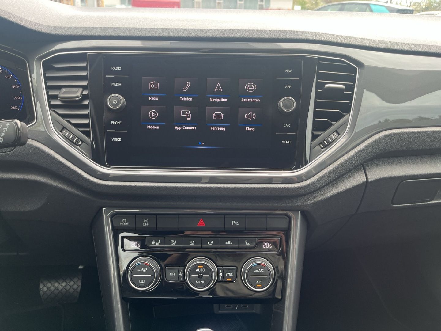 Volkswagen T-Roc 1.5 TSI Sport - Samsaru's Car Outlet