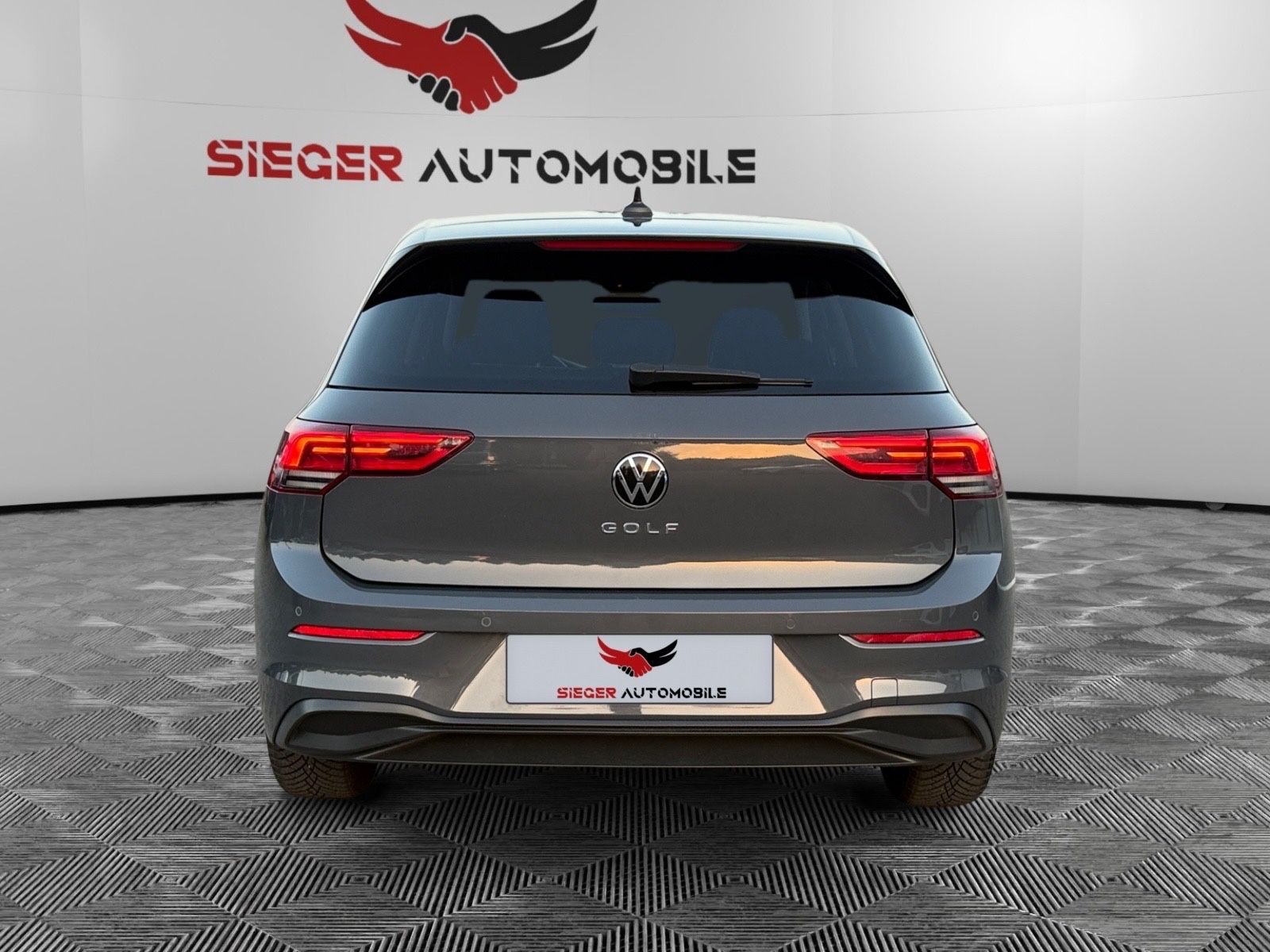 Volkswagen Golf VIII 2.0 TDI DSG LIM. LIFE - Samsaru's Car Outlet