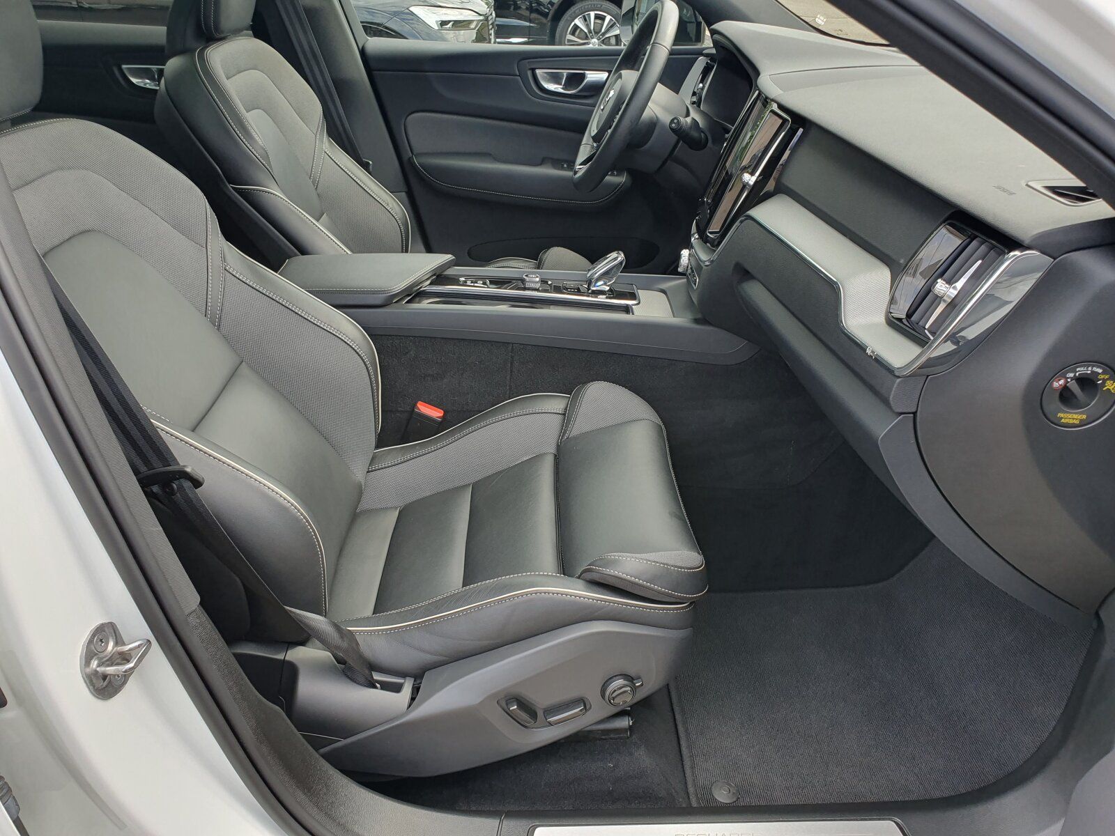 Volvo XC60 Recharge T6 R-Design PANO|