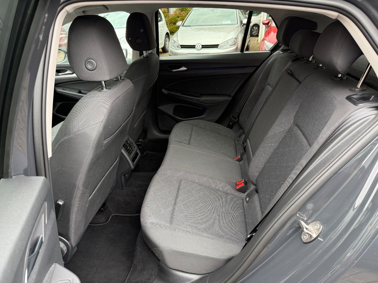 Volkswagen Golf VIII Life - Samsaru's Car Outlet