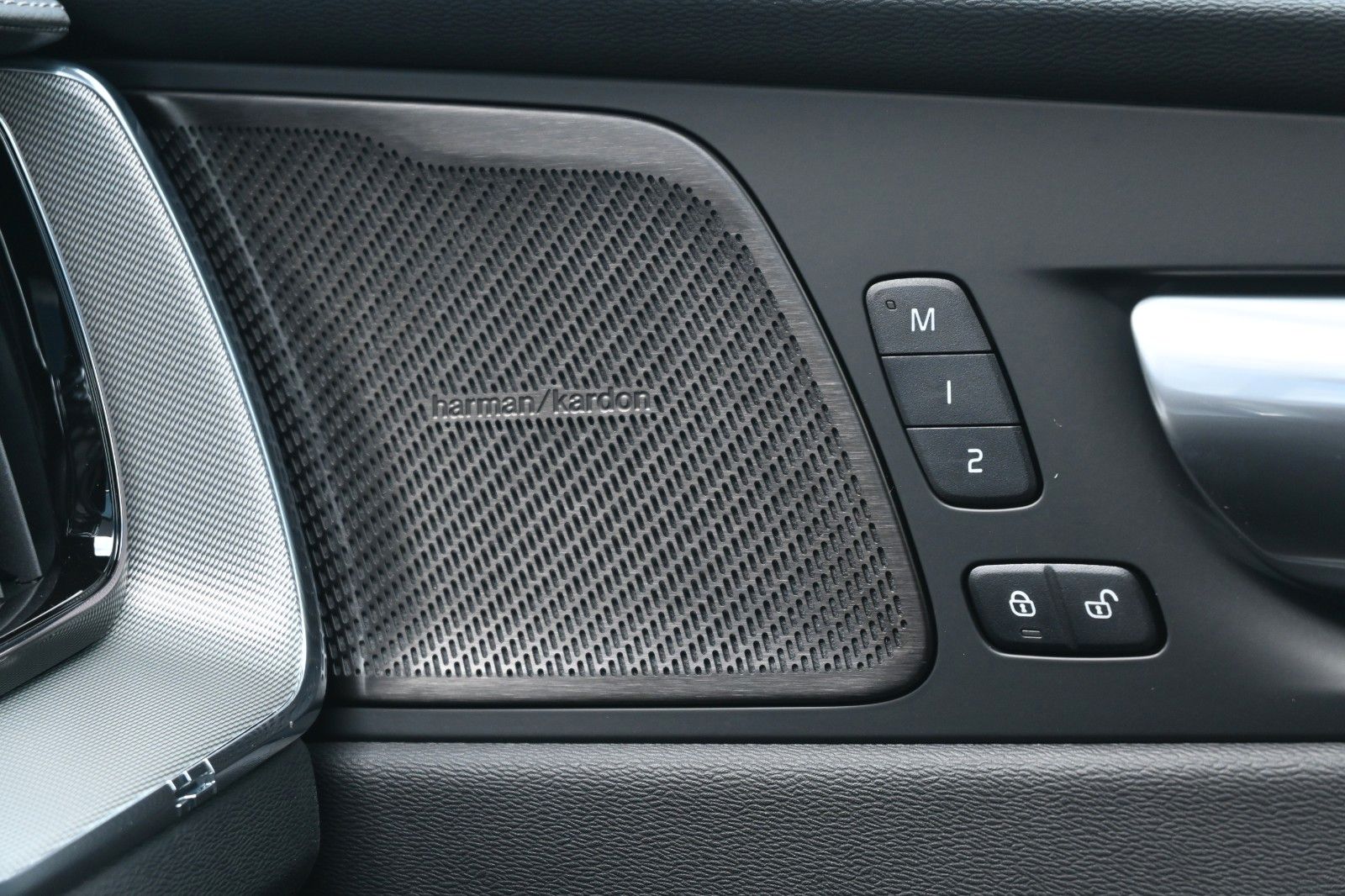 Volvo XC60 B5B AWD Ultra Dark*360°*H/K*AHK*HUD*ACC