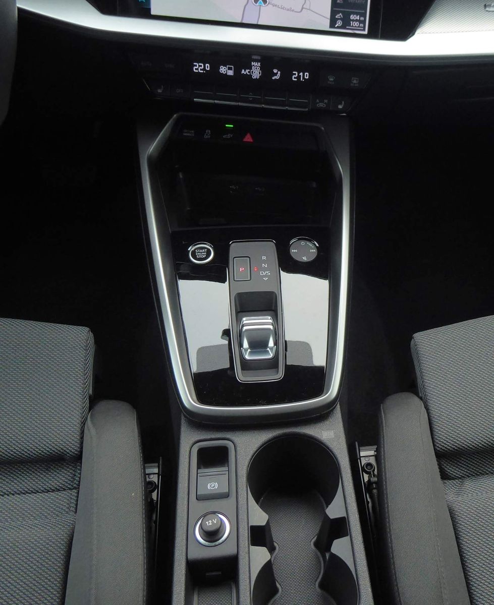 Audi A3 Sportback 45 TFSIe S-LINE/HEAD-UP/VIRTUAl/18"