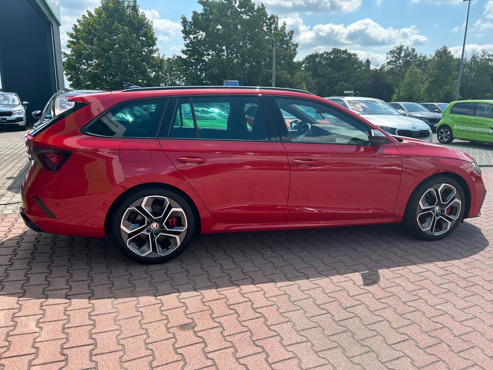 Skoda OCTAVIA Combi RS Plus - Samsaru's Car Outlet