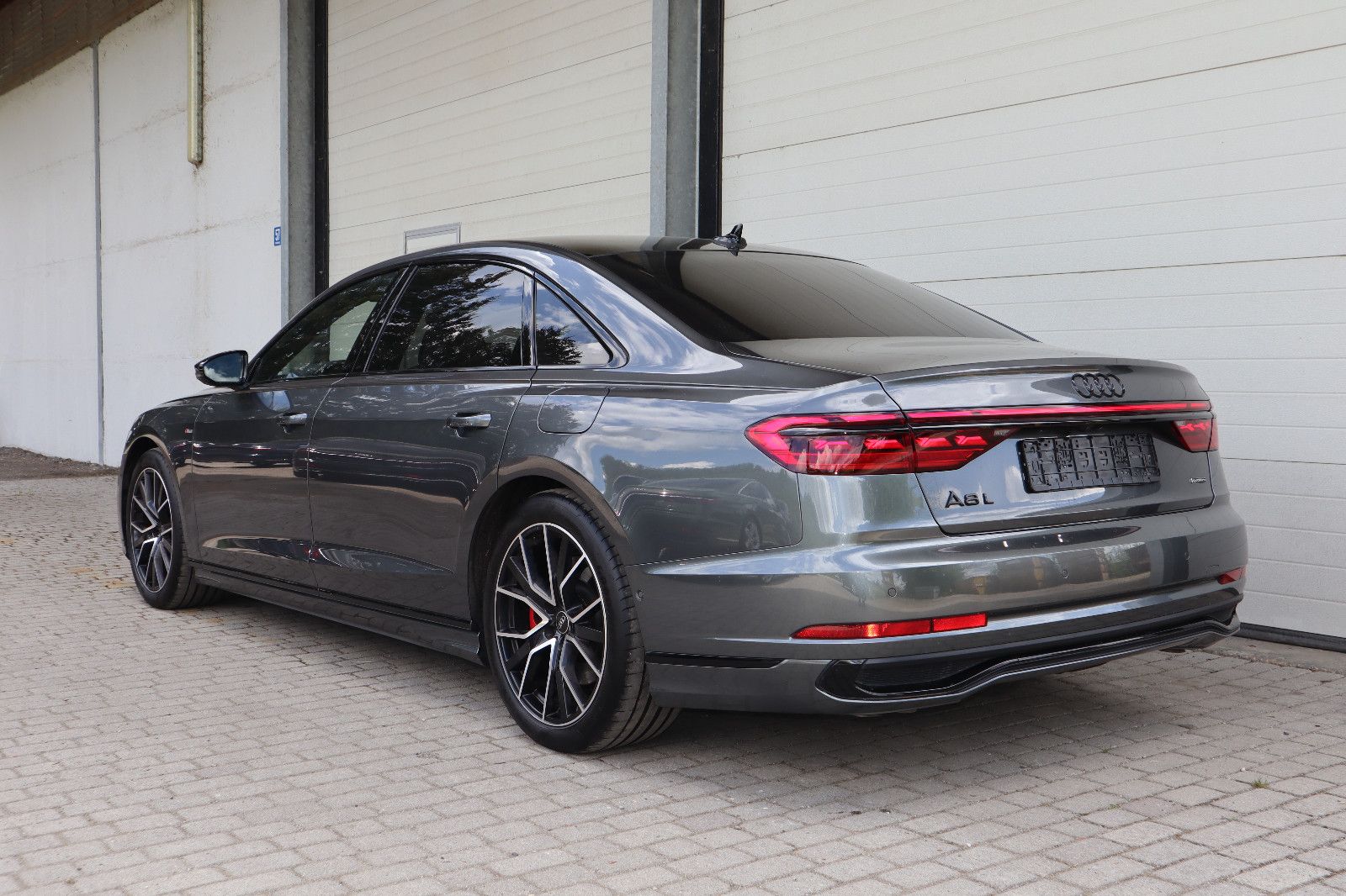 Audi A8L 60 TFSIe lang S-Line BLACK - Samsaru's Car Outlet