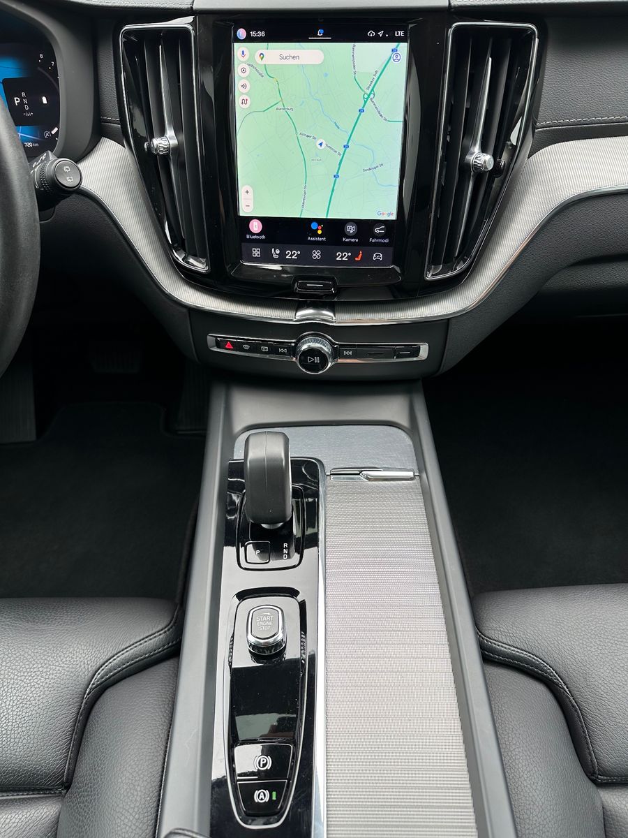 Volvo XC60 B5 AWD Ultimate Dark NAV+LED+PANO+AHK+STHZ
