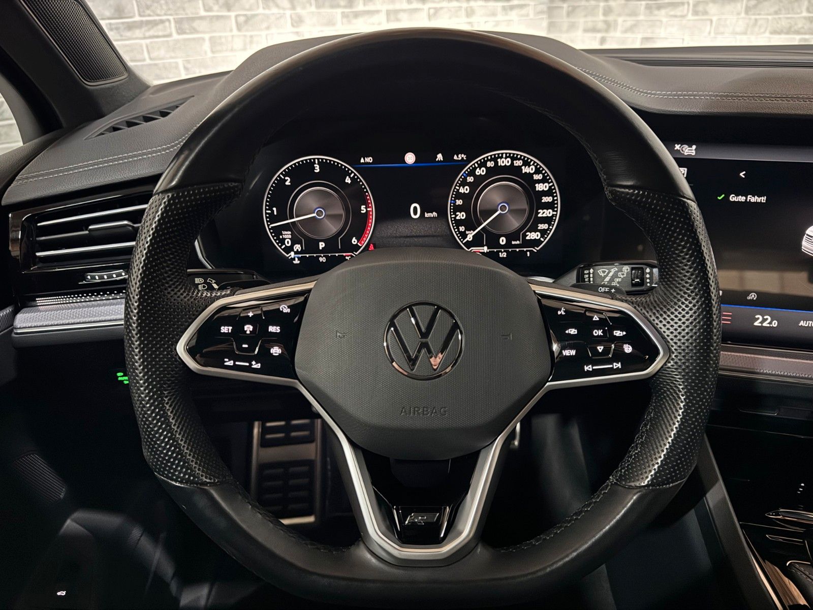 Volkswagen Touareg 3.0 TDI R-Line 4Motion - Samsaru's Car Outlet