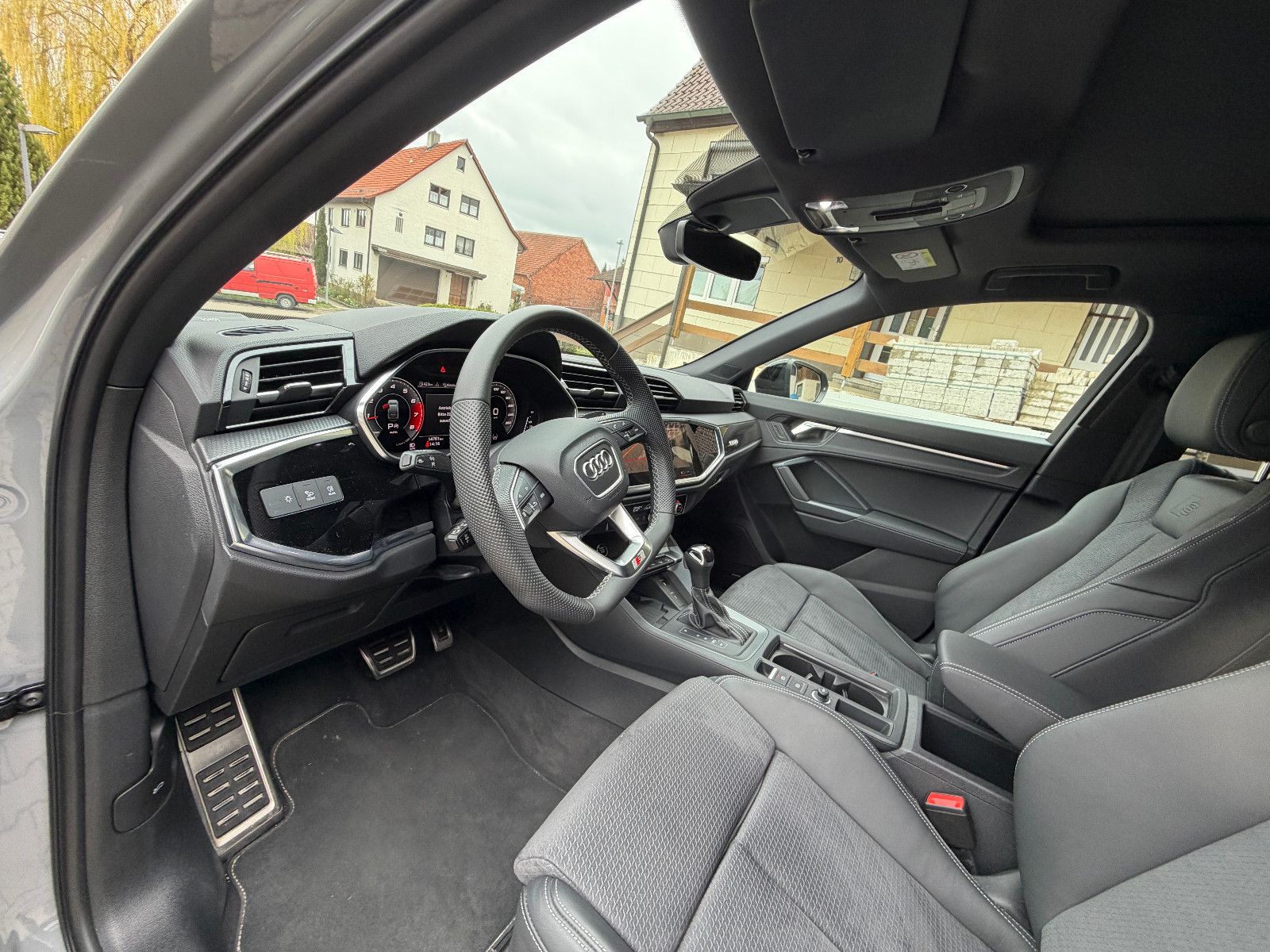Audi Q3 Sportback 40 TFSI quattro S line, fast VOLL