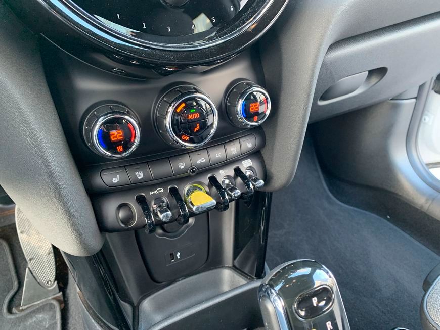 MINI Cooper SE Classic - Samsaru's Car Outlet