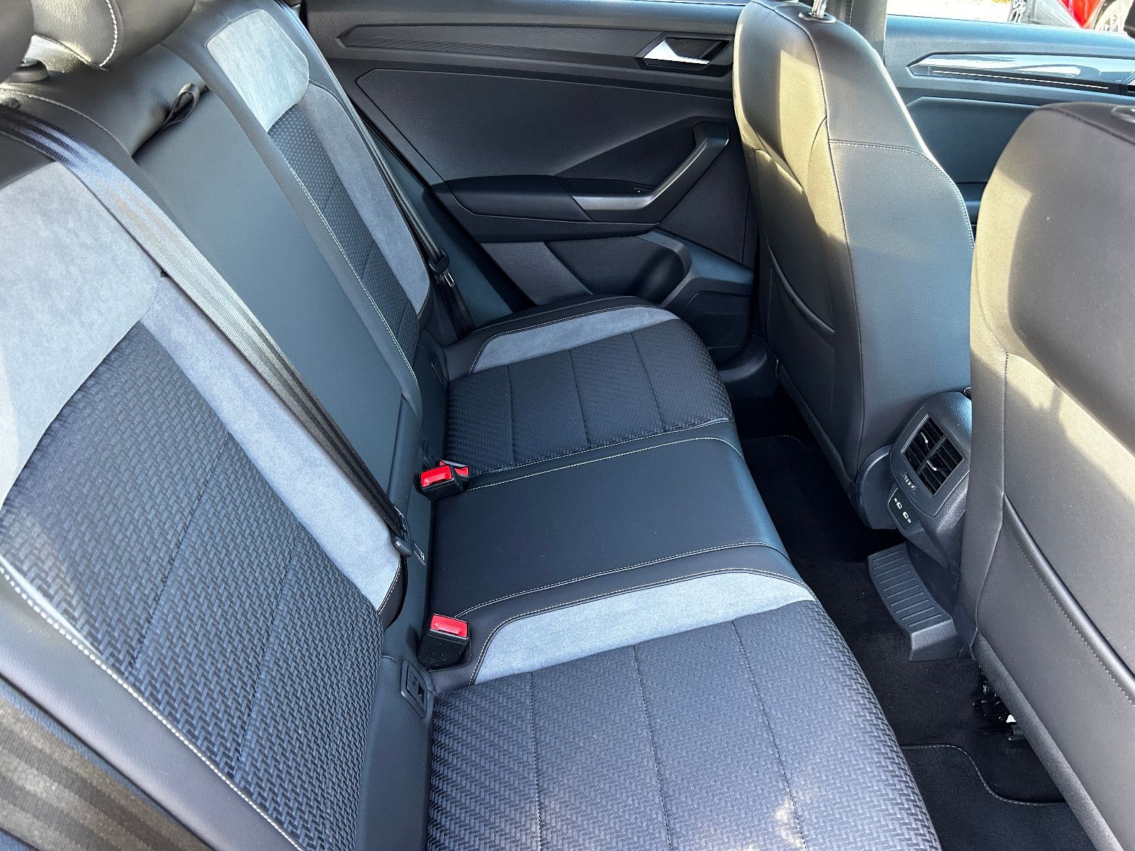 Volkswagen T-Roc Sport R-Line - Samsaru's Car Outlet