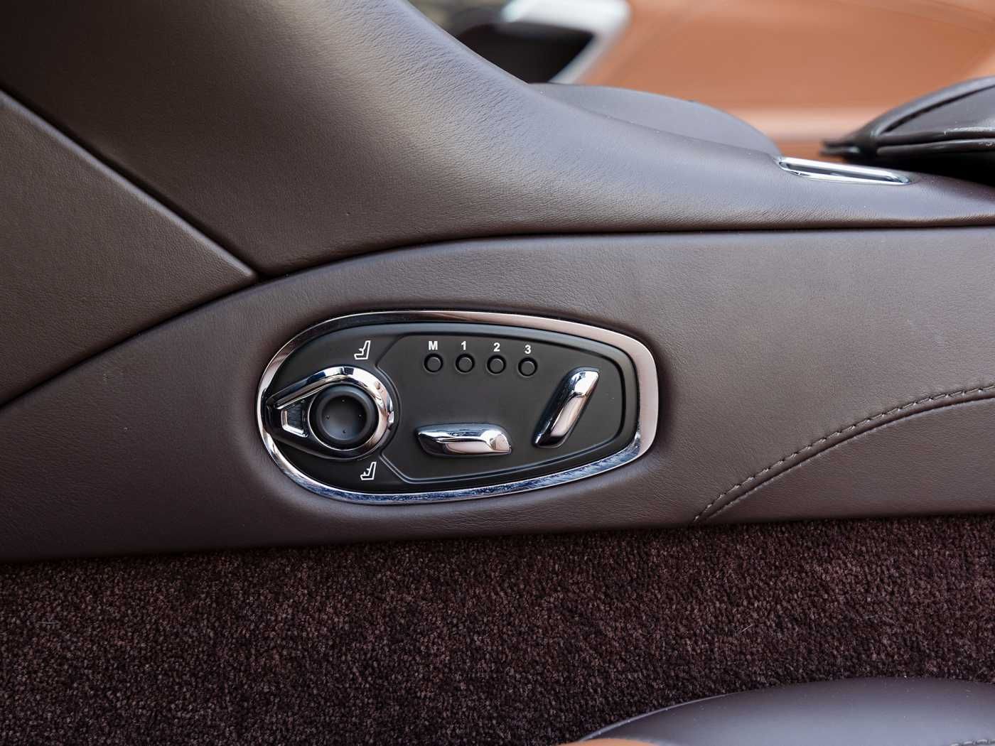 Aston Martin DBS Superleggera Volante -Berwick Bronze-