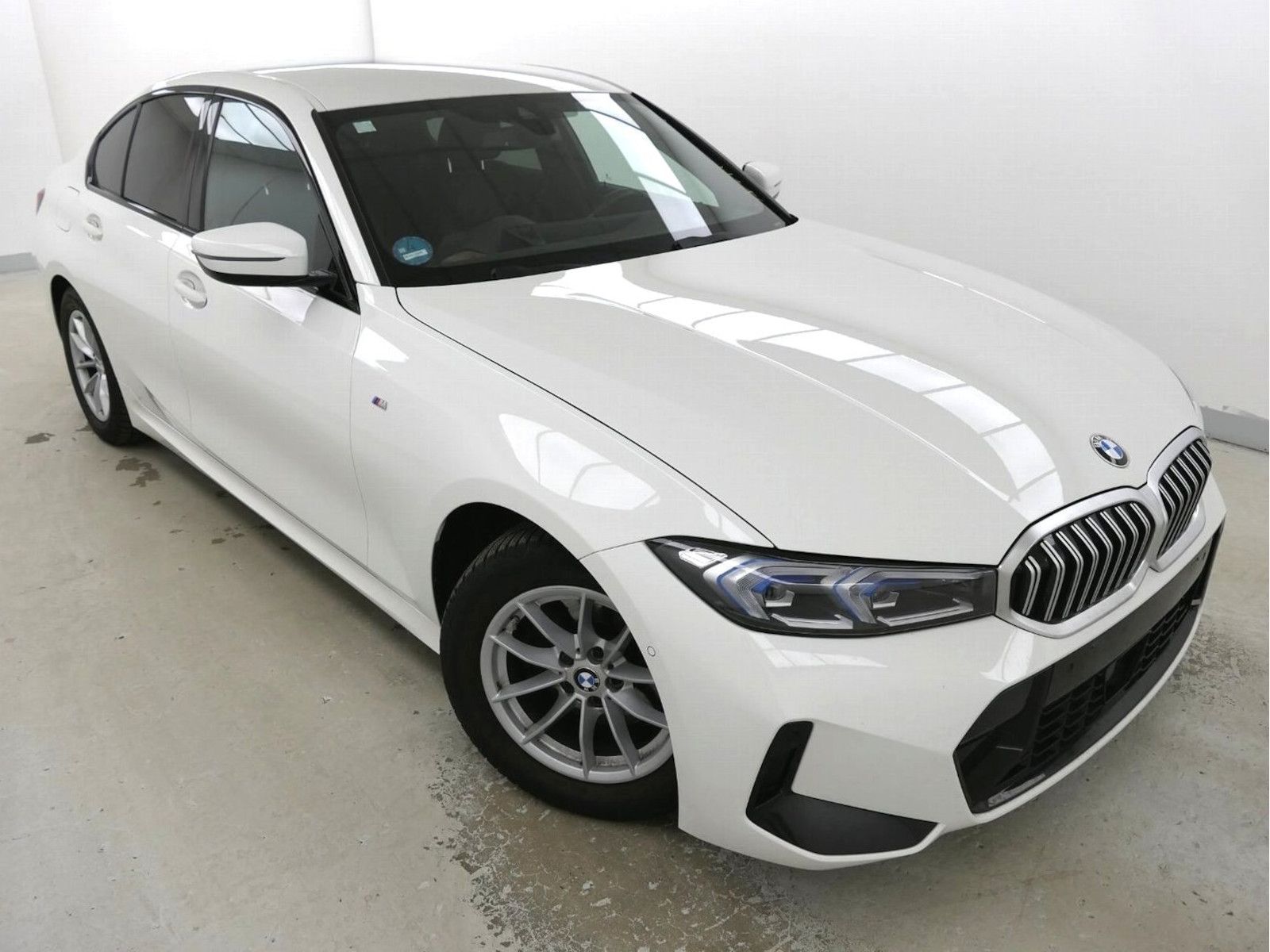 BMW 320i M Sportpaket - Samsaru's Car Outlet