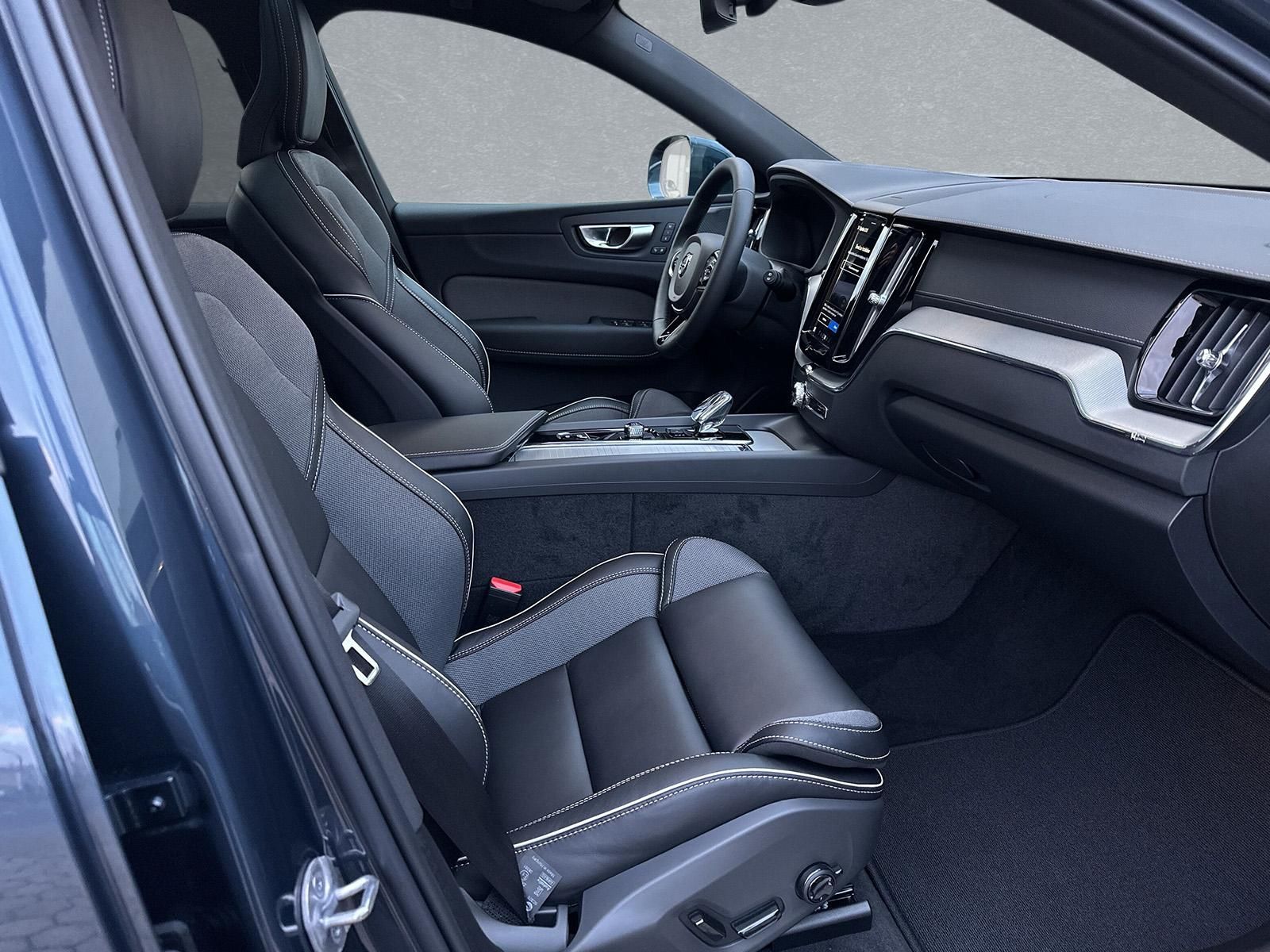 Volvo XC60 Ultimate Bright T8 Plug-In Hybrid - Samsaru's Car Outlet