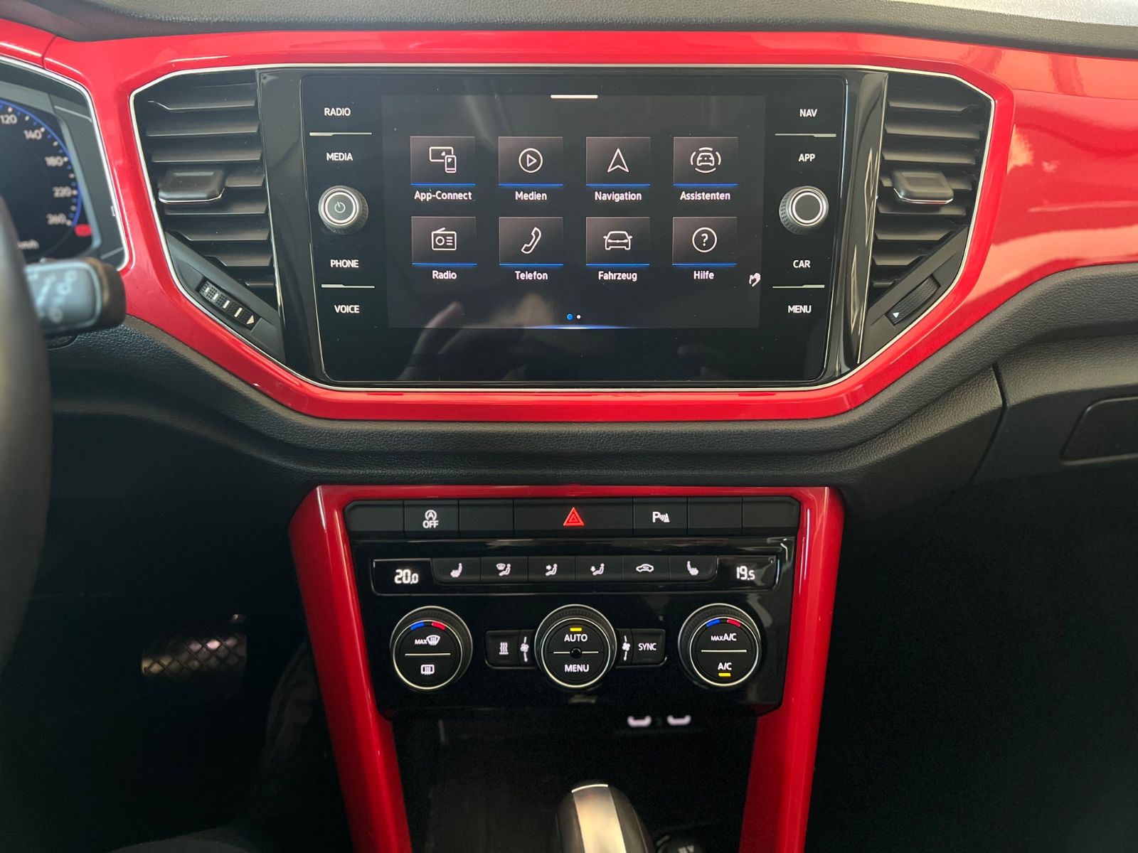 Volkswagen T-Roc 1.5 TSI Style - Samsaru's Car Outlet