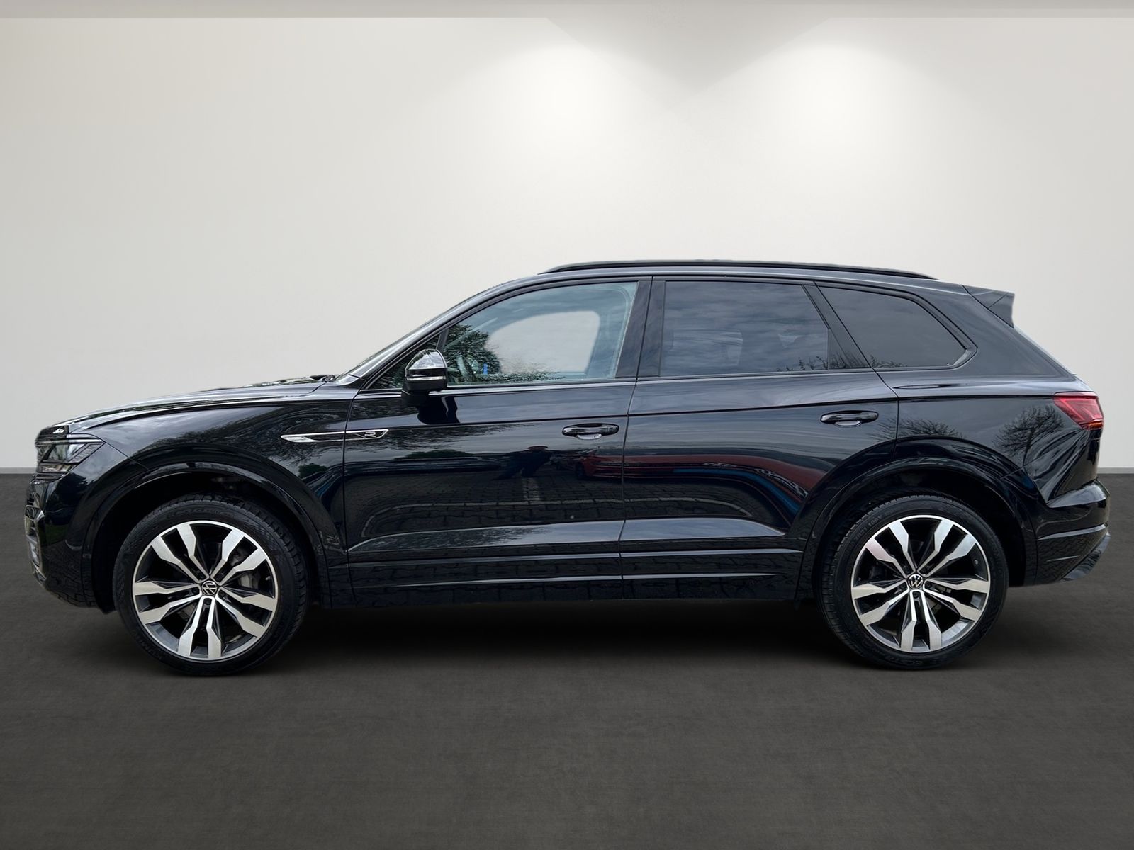 Volkswagen Touareg 3.0 TDI 4M R-Line - Samsaru's Car Outlet