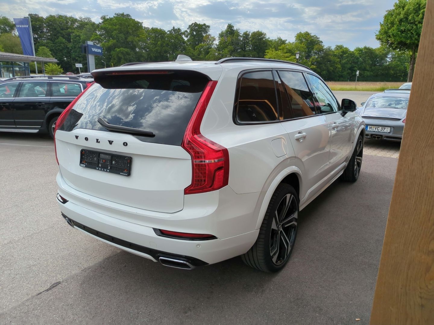 Volvo XC90 R Design Expression Recharge Plug-In Hybrid - Samsaru's Car Outlet