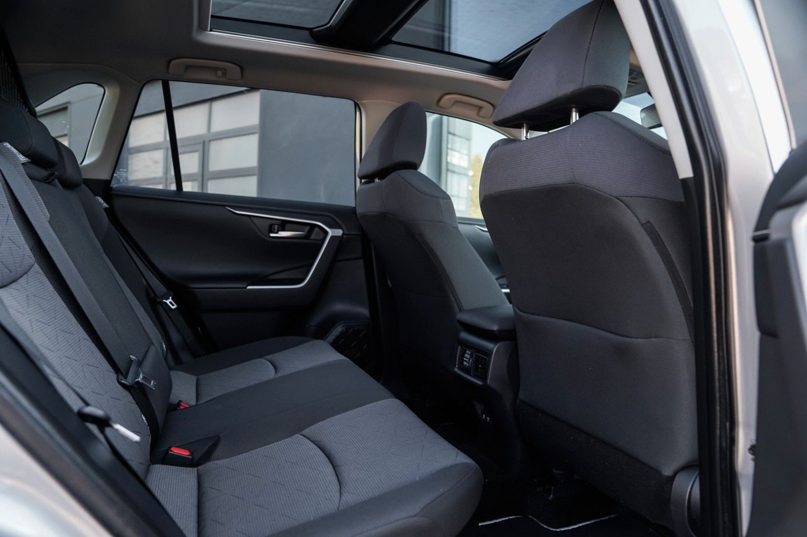 Toyota RAV4 Hybrid 4x4 - Samsaru's Car Outlet