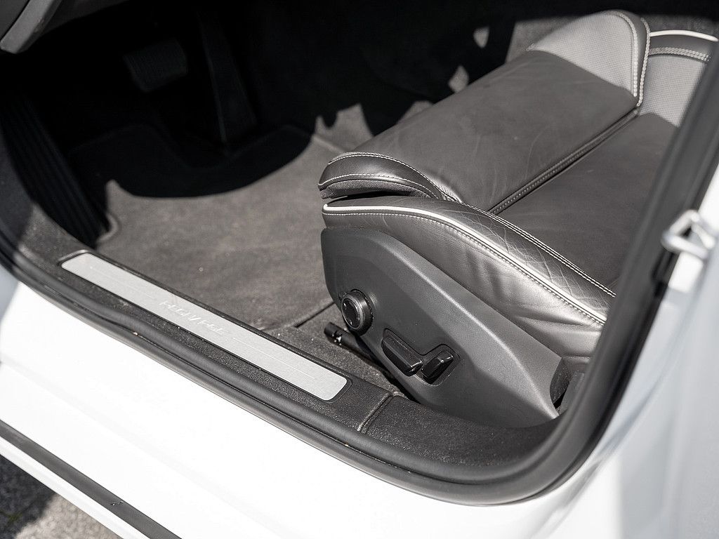 Volvo S60 T8 Ultimate Dark Recharge AWD STANDHZ B&W