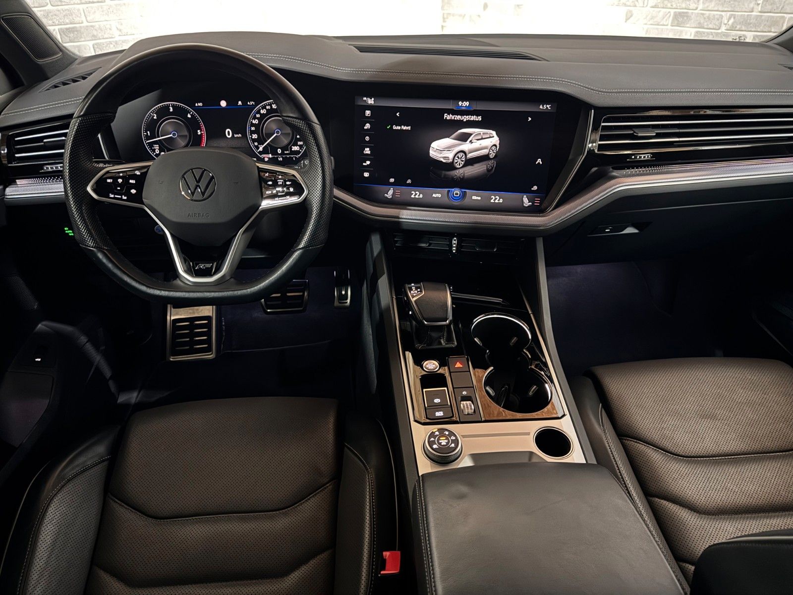 Volkswagen Touareg 3.0 TDI R-Line 4Motion - Samsaru's Car Outlet