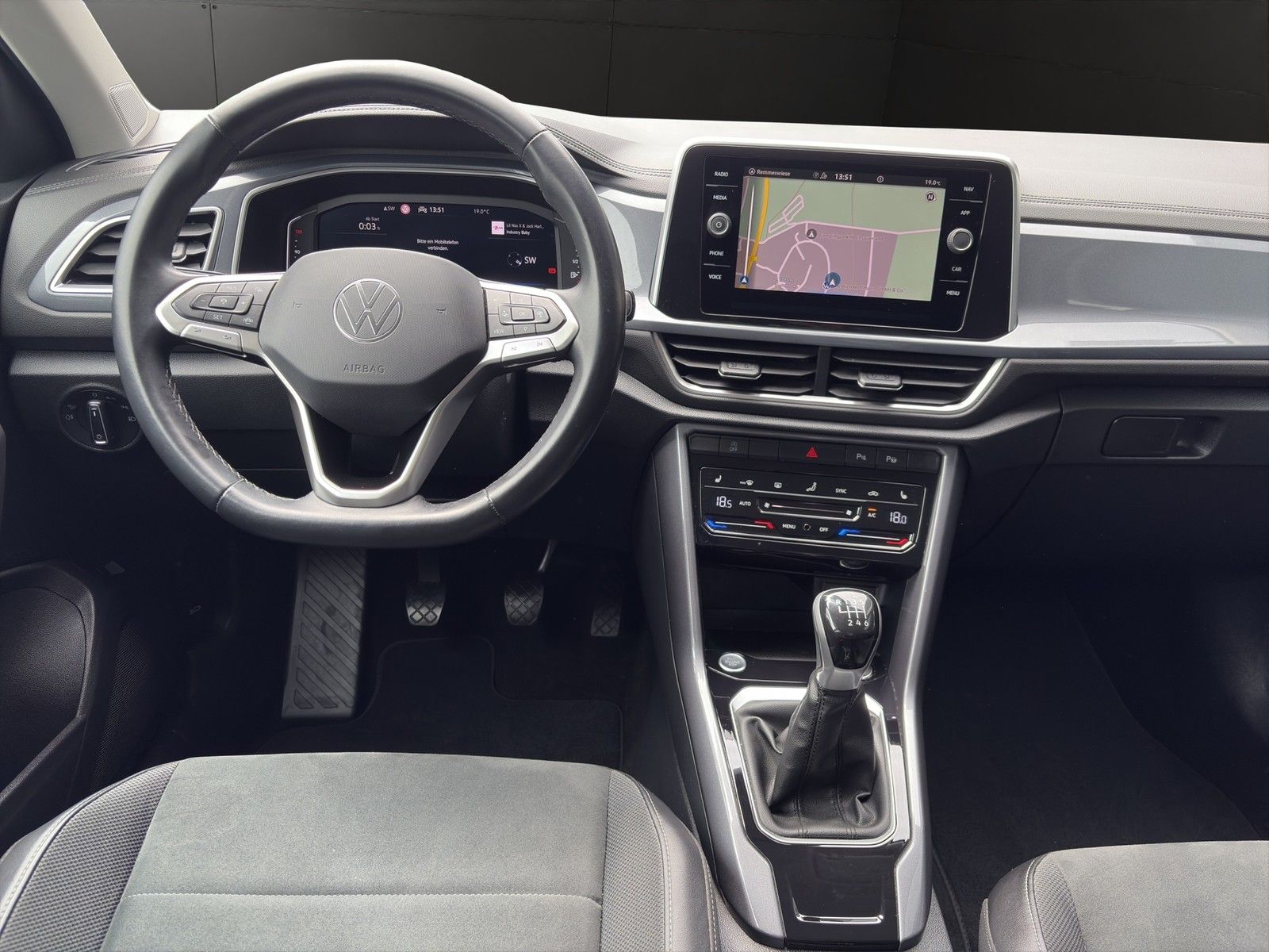 Volkswagen T-Roc 2.0 TDI Style - Samsaru's Car Outlet