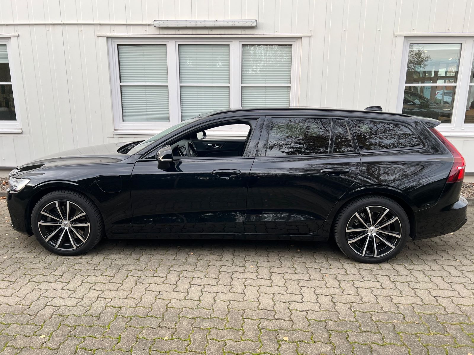 Volvo V60 Recharge T6 AWD PLUS DARK AHK GARANTIE