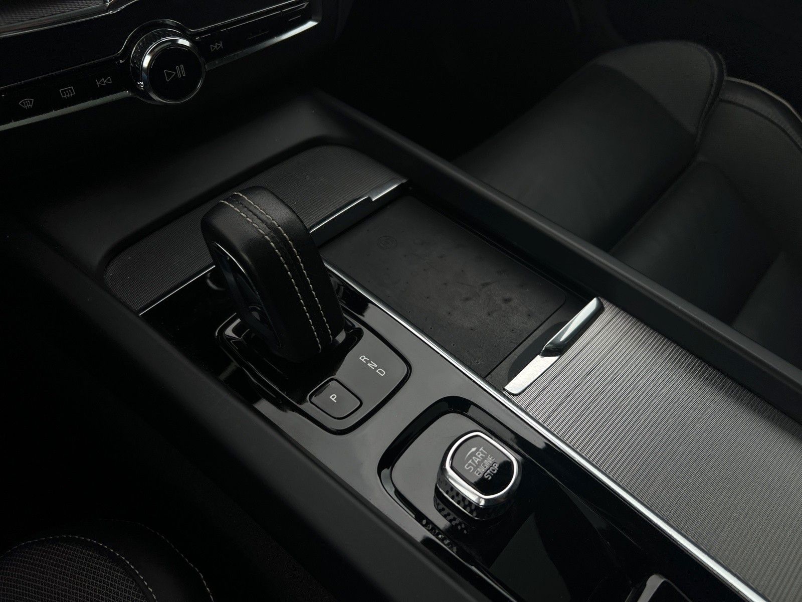 Volvo XC60 B4 D AWD R Design - Samsaru's Car Outlet
