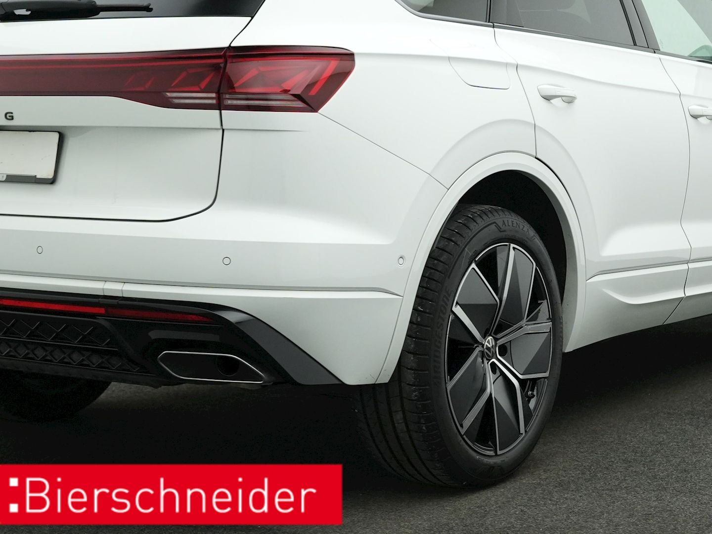 Volkswagen Touareg 3.0 TDI R-line Black - Samsaru's Car Outlet