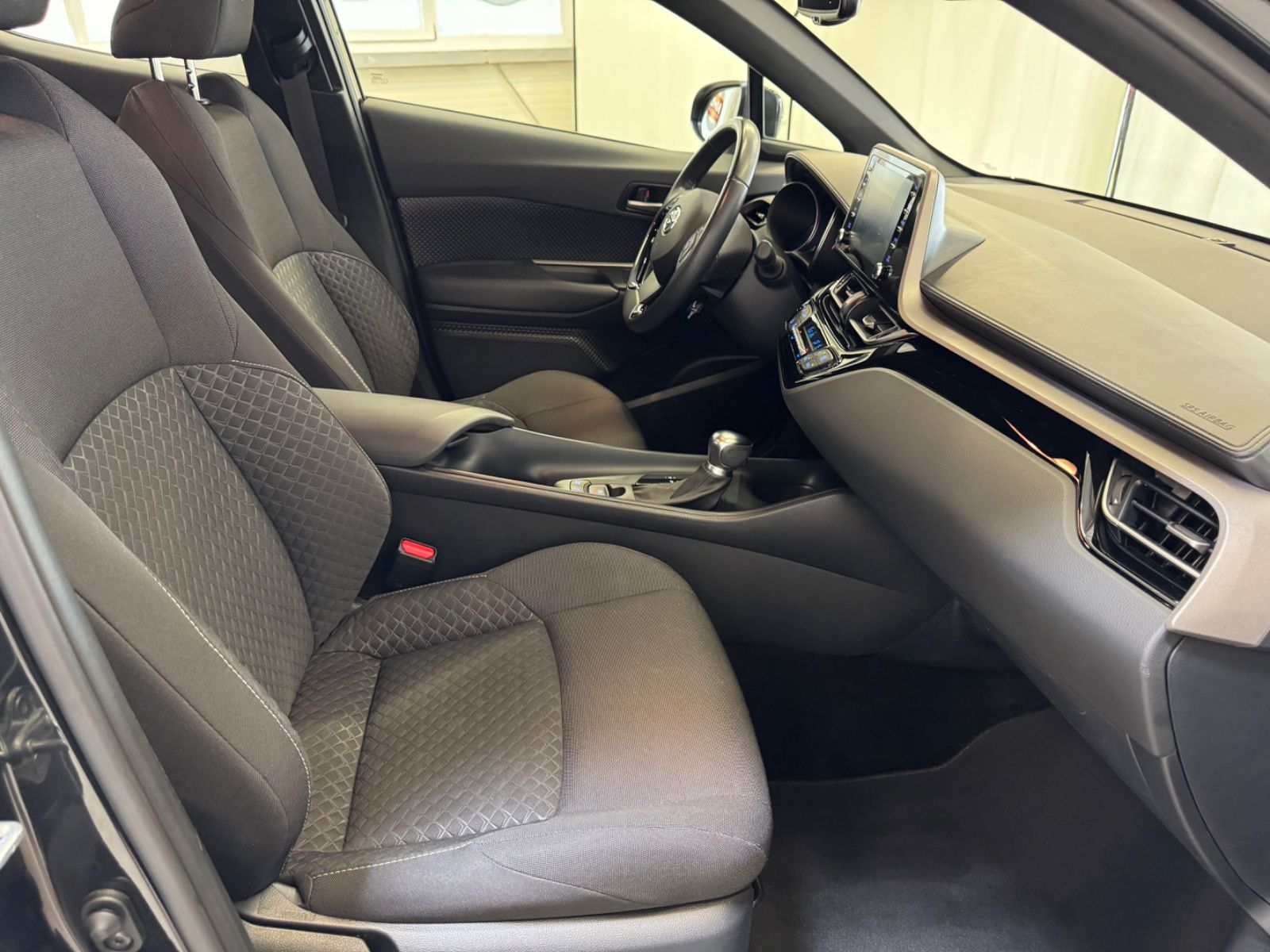 Toyota C-HR 2.0 Hybrid Business Edition - Samsaru's Car Outlet