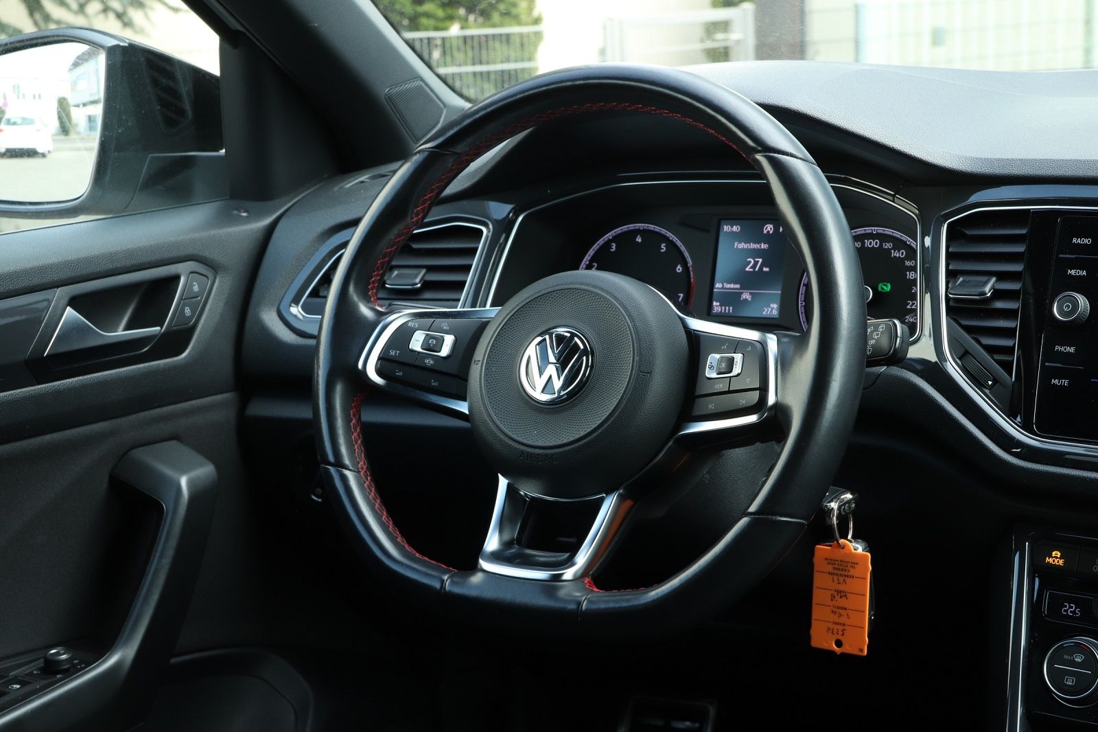 Volkswagen T-Roc 1.5 TSI Sport - Samsaru's Car Outlet