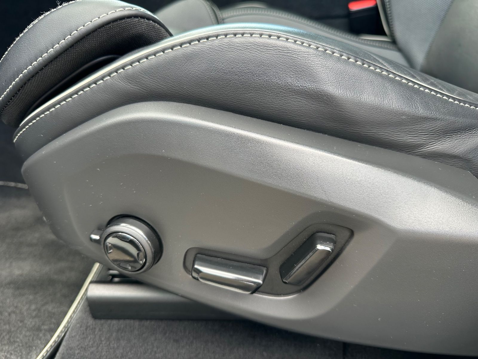 Volvo XC60 R Design T8 AWD Navi Pano HuD ACC AHK Leder