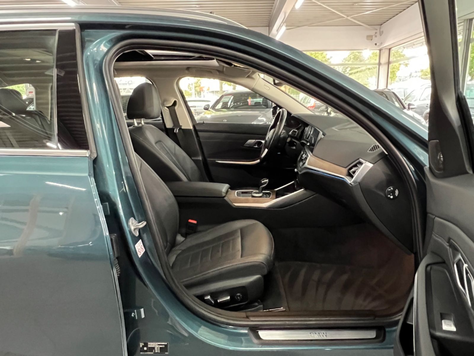 BMW 330e Touring Luxury Line - Samsaru's Car Outlet