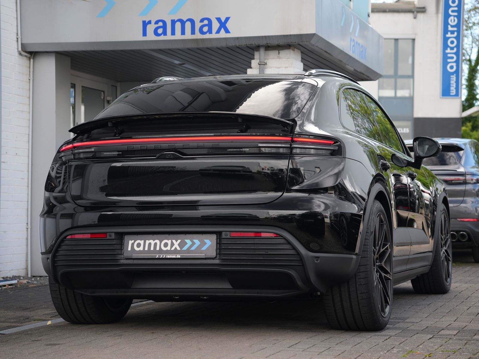 Porsche Macan 4 ACC-LUFTF.-PANO-BOSE-22"RS-LEDER KREIDE