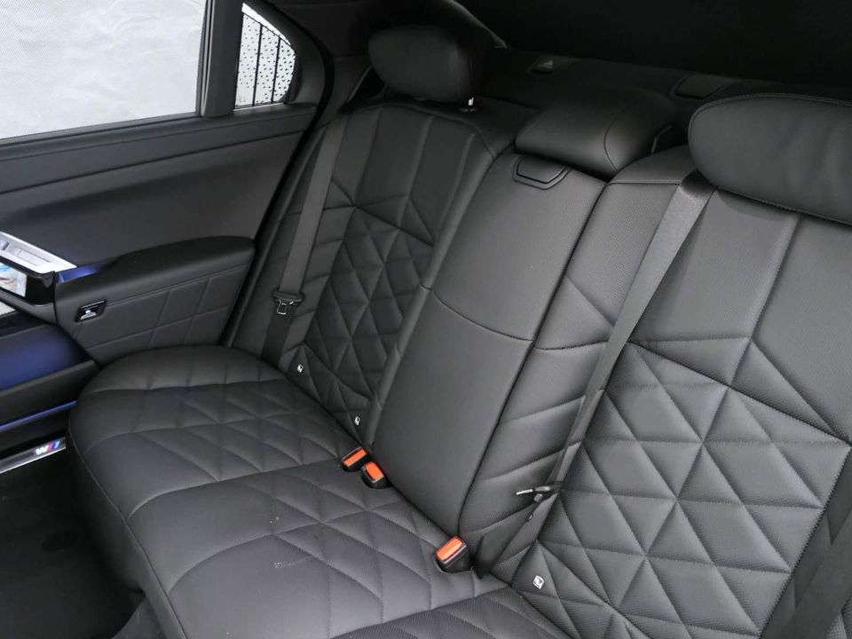 BMW 740d xDrive M Sportpaket Standhzg SkyLounge 21