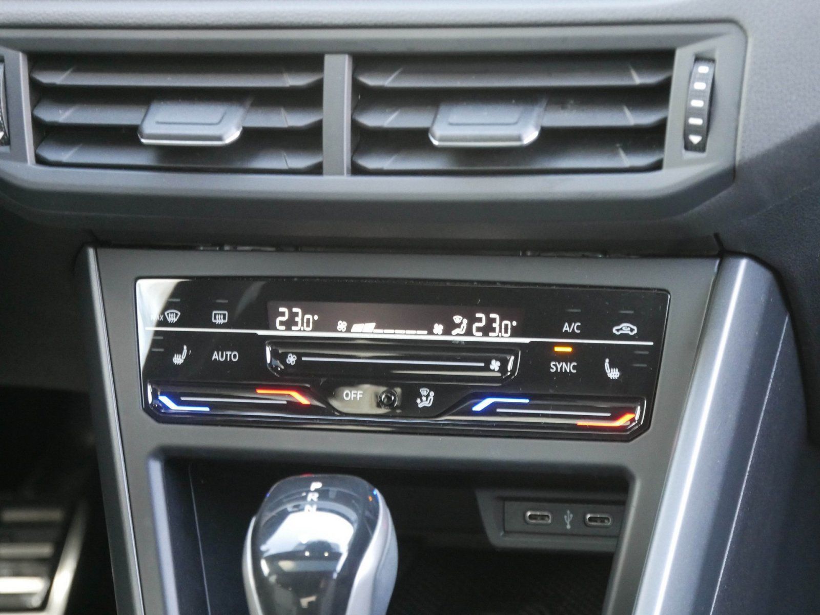 Volkswagen Taigo 1.5 TSI R-Line Black - Samsaru's Car Outlet