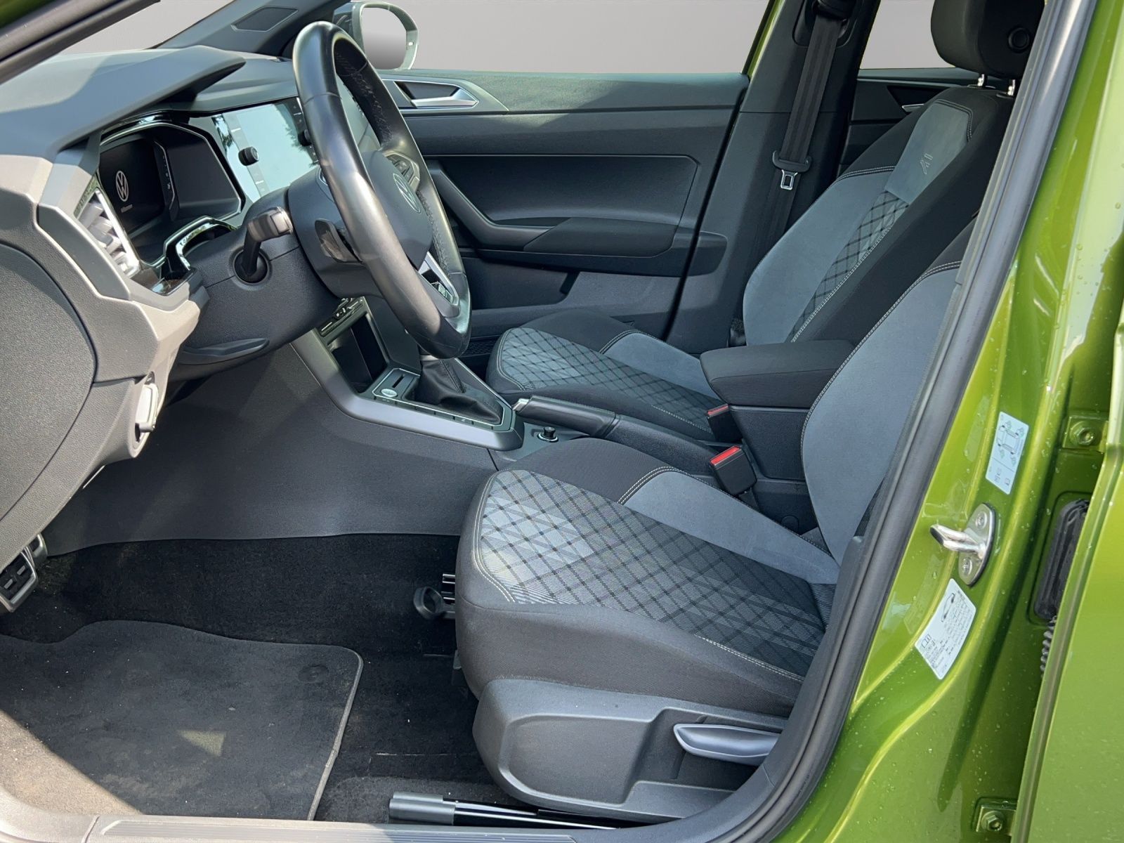 Volkswagen Taigo 1.0 TSI DSG R-Line - Samsaru's Car Outlet