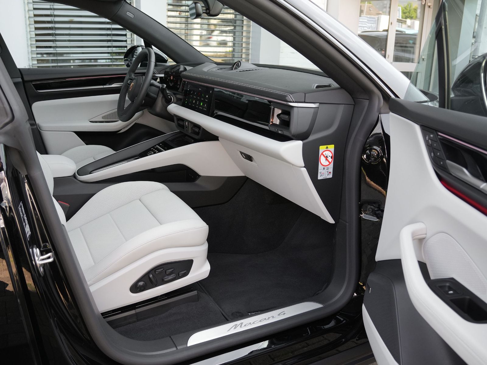 Porsche Macan 4 - Samsaru's Car Outlet