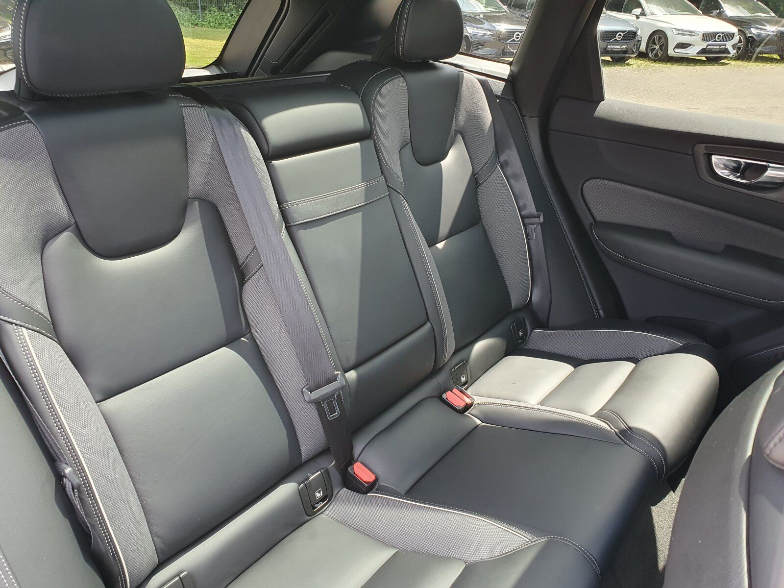 Volvo XC60 T6 Twin Engine AWD R Design - Samsaru's Car Outlet