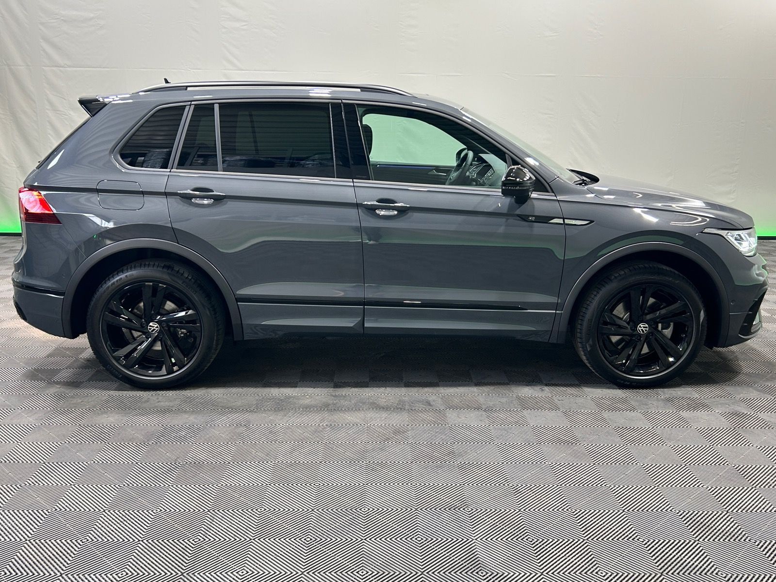 Volkswagen Tiguan R-Line 2.0 TSI DSG 4M - Samsaru's Car Outlet
