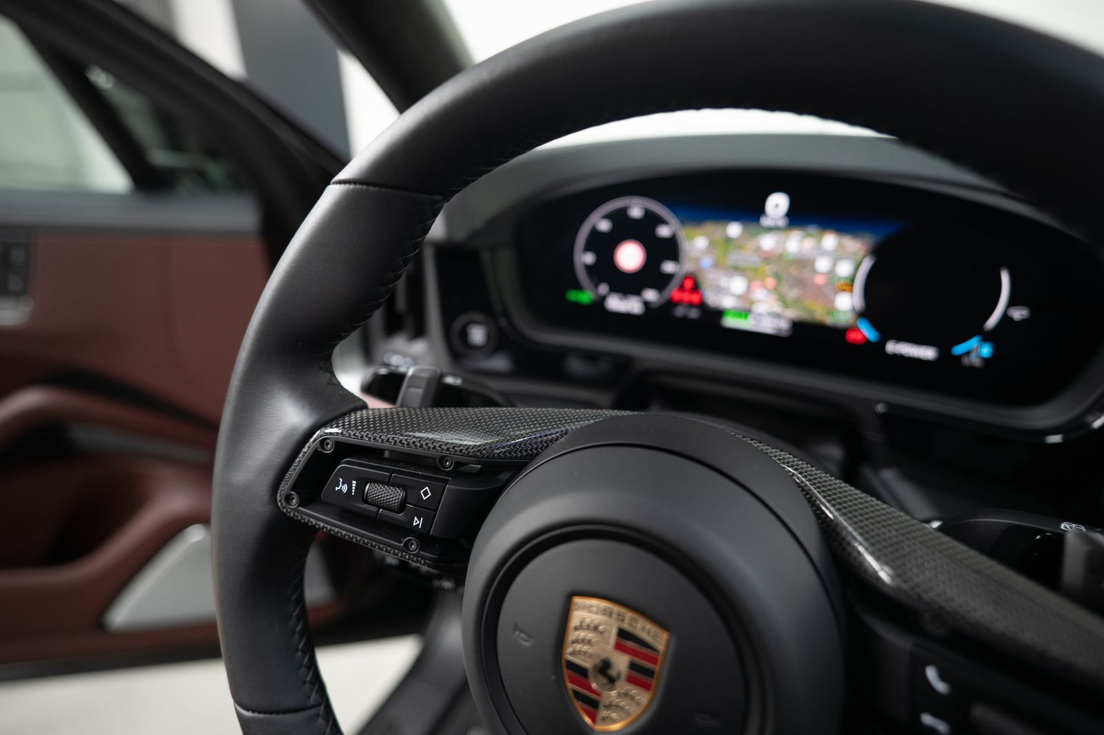 Porsche Cayenne S E-Hybrid I PTS Dunkeloliv I Burmester